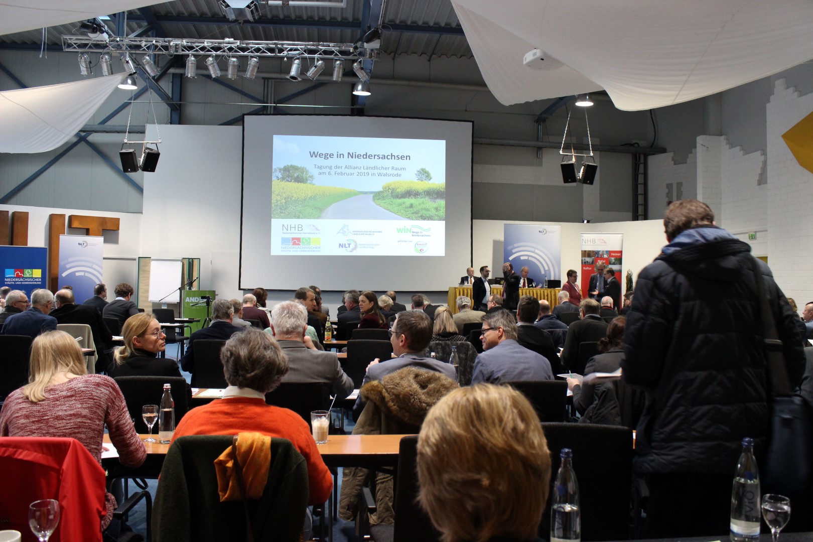 Der Blick auf das Plenum der Tagung.
